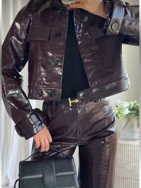 NEW Croc-Embossed Faux Leather Cropped Jacket in Dark Brown size S
🚨NO DISCOUNT